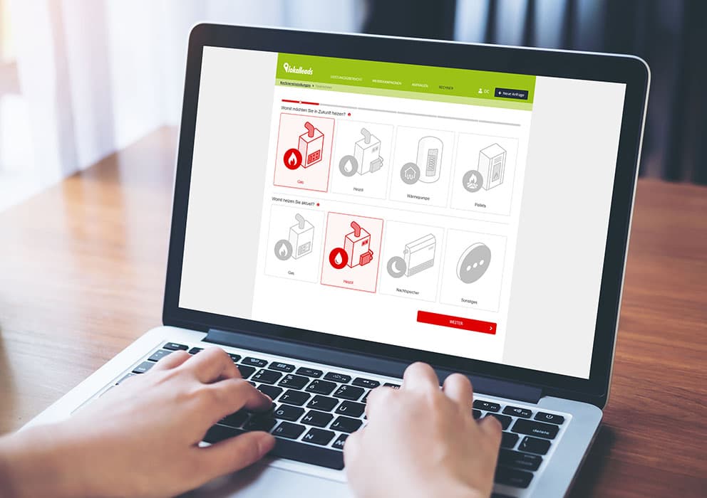 Laptop mit geöffnetem Online-Heizungsrechner