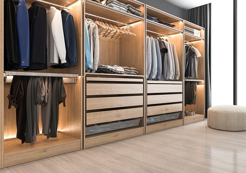 Begehbarer Kleiderschrank mit maßgefertigtem Holzeinbau