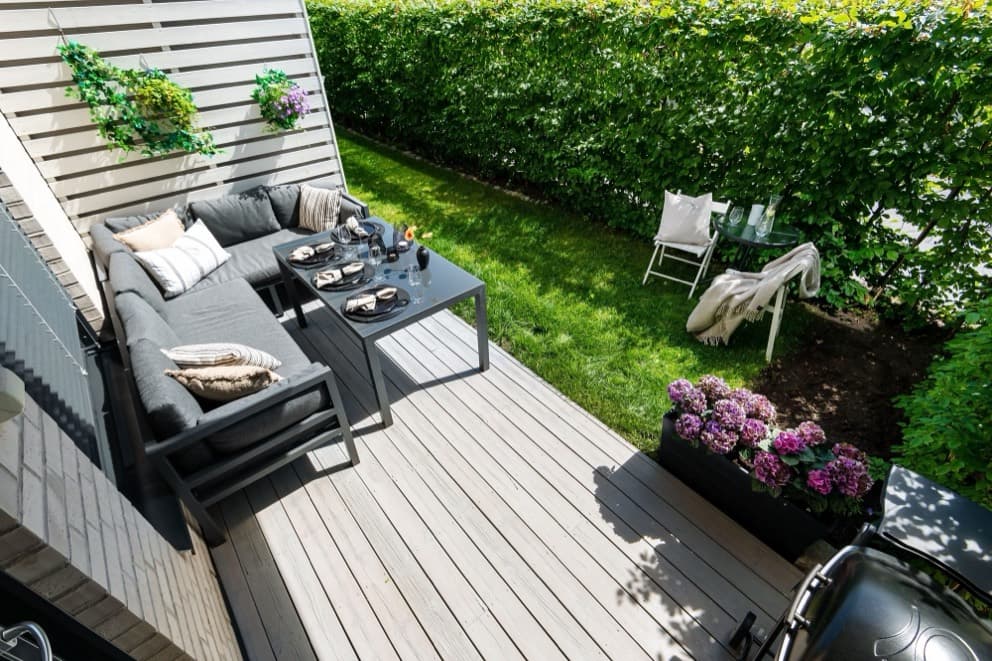 Terrasse mit Loungemöbeln und Blick in den Garten